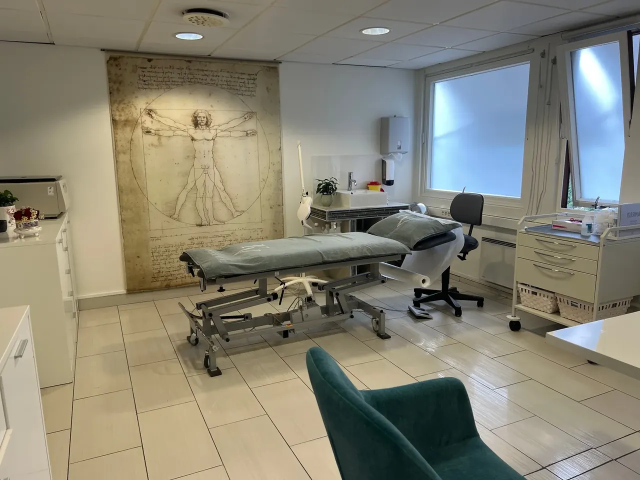 Behandlingsrommet med behandlingsstol og laserutstyr